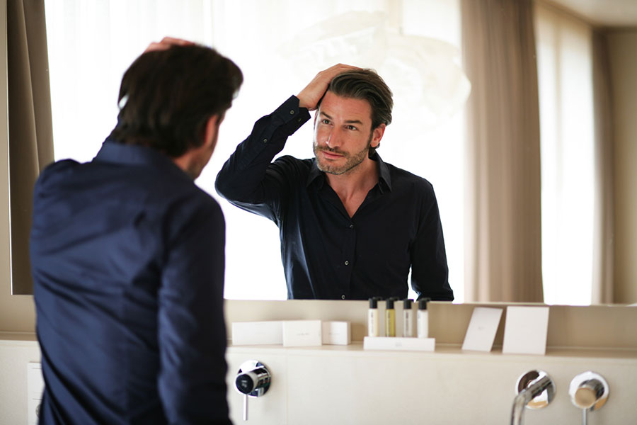 Камуфляж седины у мужчин перед зеркалом
