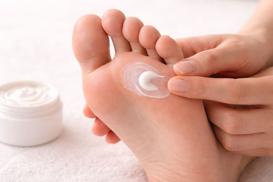 нанесення крему для ніг догляд за стопами та профілактика мозолів