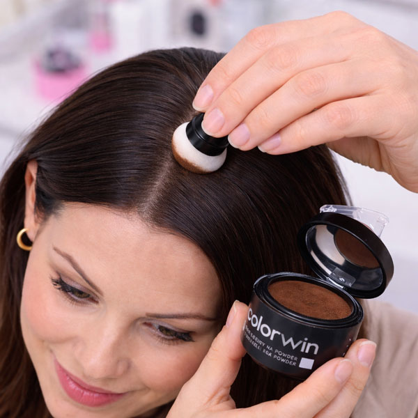 нанесение пудры для маскировки седины на пробор волос спонжем