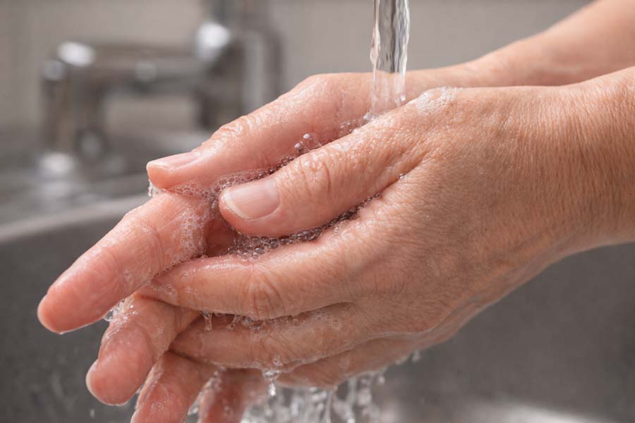 Частое мытье рук как причина сухости и трещин на пальцах