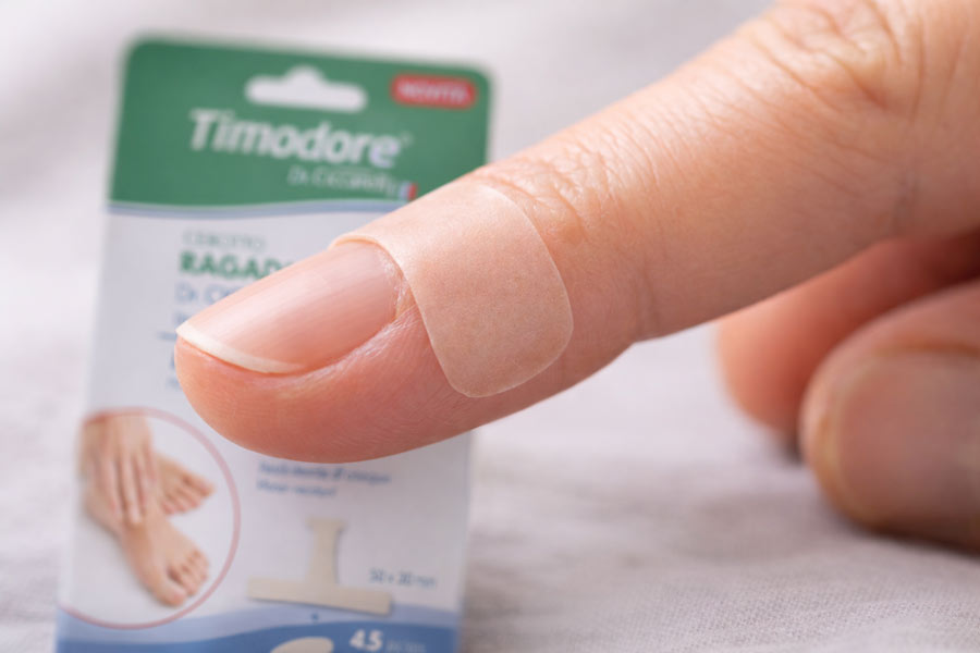 Гидроколоидный пластырь на трещине кожи пальца руки